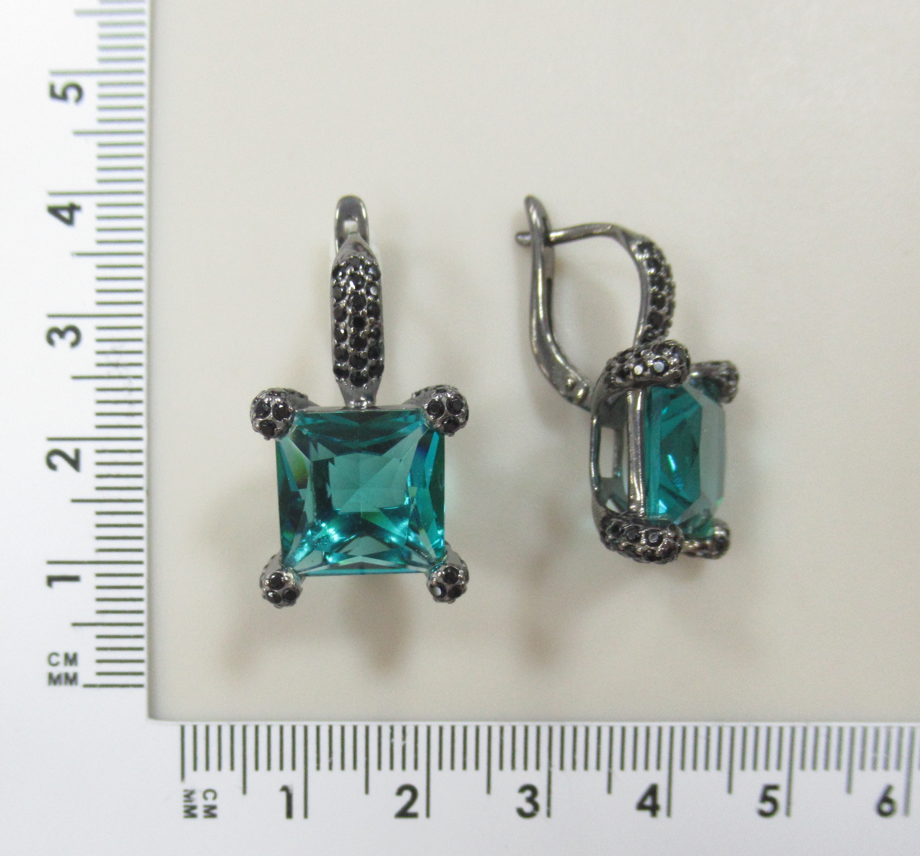 Серебряные серьги с ювелирным стеклом и шпинелью